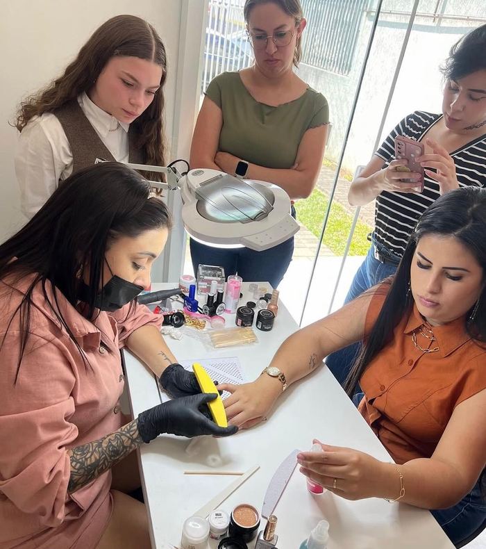 Katlyn ensinando técnica em grupo