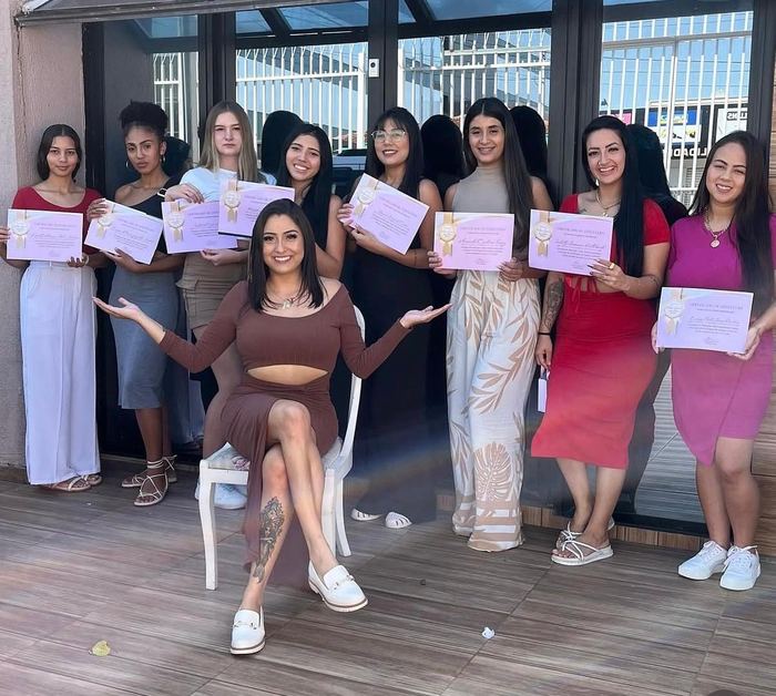 Turma de workshop com certificados de conclusão
